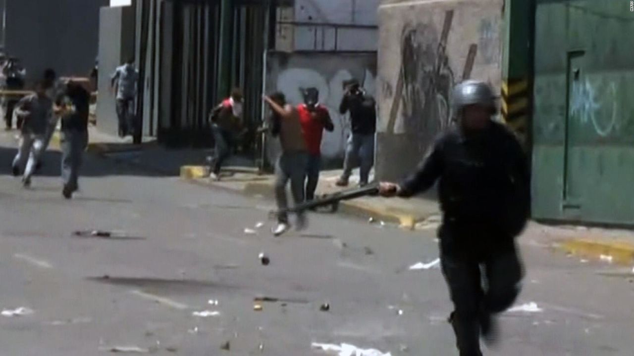 CNNE 643989 - manifestantes sacan corriendo a militares
