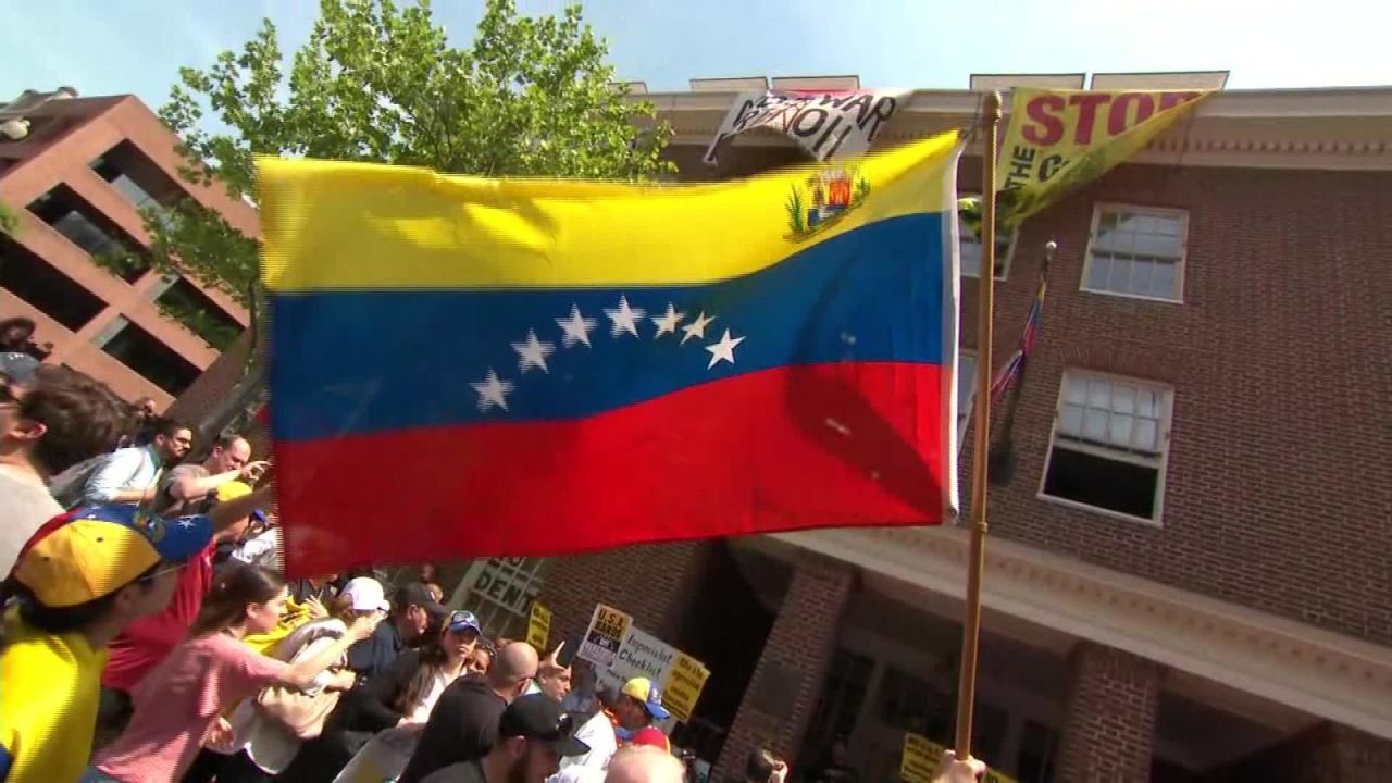 CNNE 644060 - venezolanos se manifiestan en la embajada de washington