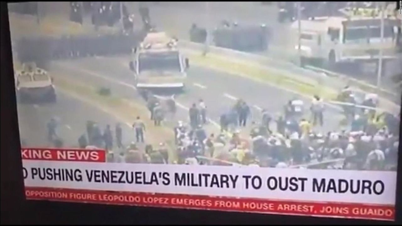 CNNE 644263 - el momento cuando quitan senal de cnn en ingles