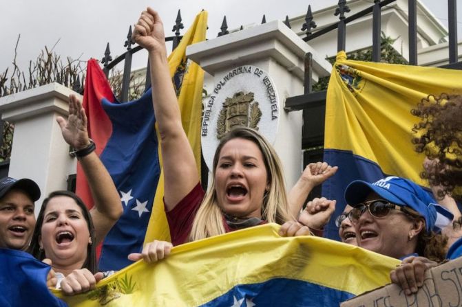 COSTA RICA. Simpatizantes de Juan Guaidó a las afueras de la embajada venezolana en San José.