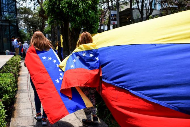 GUATEMALA. Opositores a Maduro se manifiestan afuera de la embajada de Venezuela en Ciudad de Guatemala.