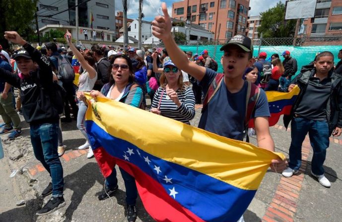 COLOMBIA. Manifestantes opuestos a Maduro protestan afuera del consulado de Venezuela en Bogotá.