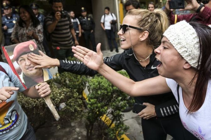 MÉXICO. Simpatizantes y opositores a Maduro se encaran afuera de la embajada de Venezuela en Ciudad de México.