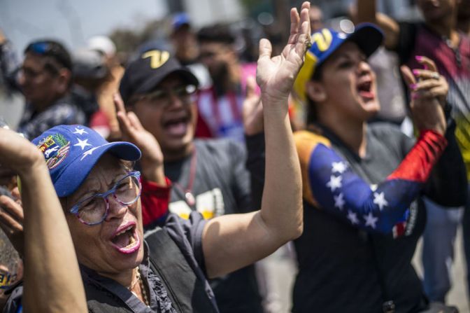 PERÚ. Manifestantes lanzan consignas contra Maduro en Lima.