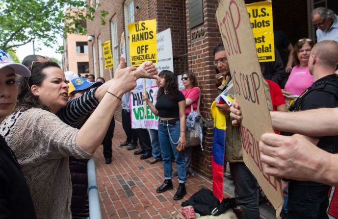 WASHINGTON. También afuera de la embajada venezolana en la capital de Estados Unidos hubo cruce de consignas entre simpatizantes y opositores de Maduro.