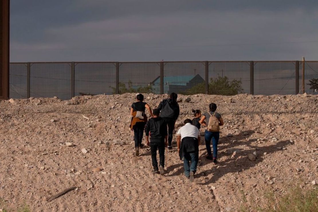 CNNE 644322 - mexico-us-border-crossing-migrants