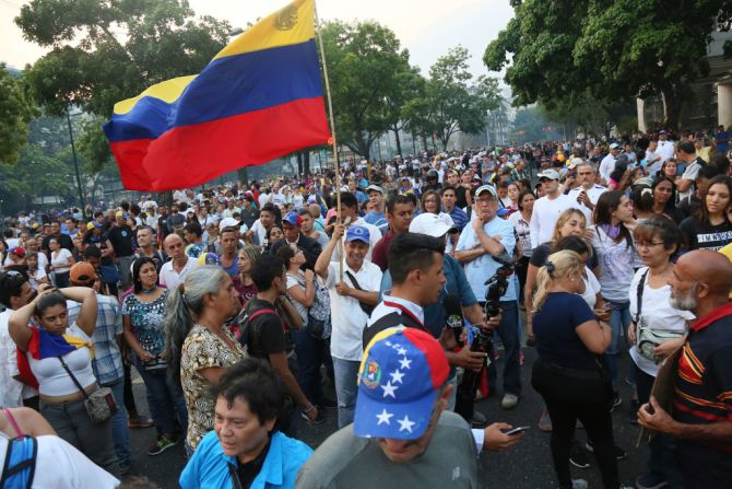 Un grupo de venezolanos se reúnen en uno de los puntos de encuentro para las marchas opositoras este 1 de mayo.