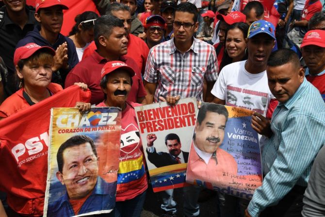 Aunque Maduro calificó el levantamiento como un "intento de golpe de Estado", que había fracasado, la oposición dijo que el golpe lo daba Maduro desde el Palacio de Miraflores.