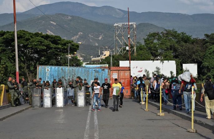 En la frontera entre Colombia y Venezuela sigue el bloqueo del Puente Simón Bolívar.