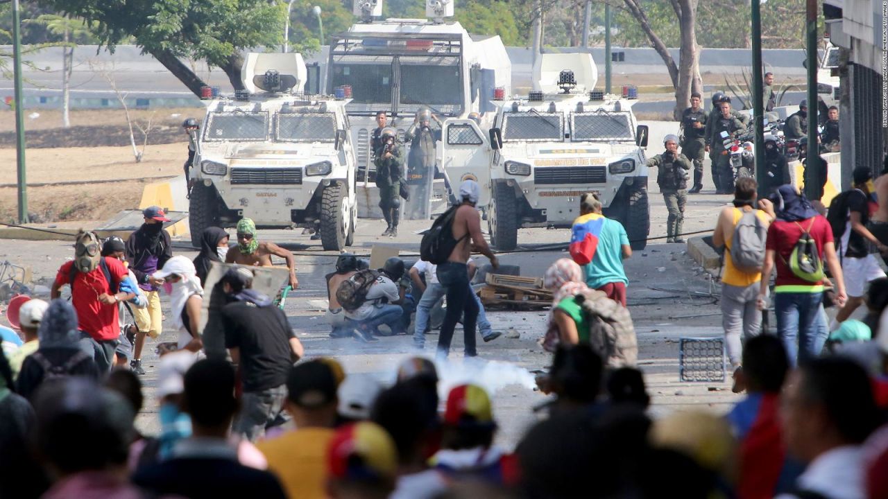 CARACAS, VENEZUELA - MAY 01: <> Manifestantes contra el gobierno de Nicolas Maduro protestan en la plaza Altamira despu??s de la marcha del 1 de mayo during a demonstration in avenida Francisco de Miranda, Caracas, Venezuela. Yesterday, Venezuelan opposition leader Juan Guaid???, recognized by many members of the international community as the country's rightful interim ruler, urged an uprise to take Nicolas Maduro out of power.