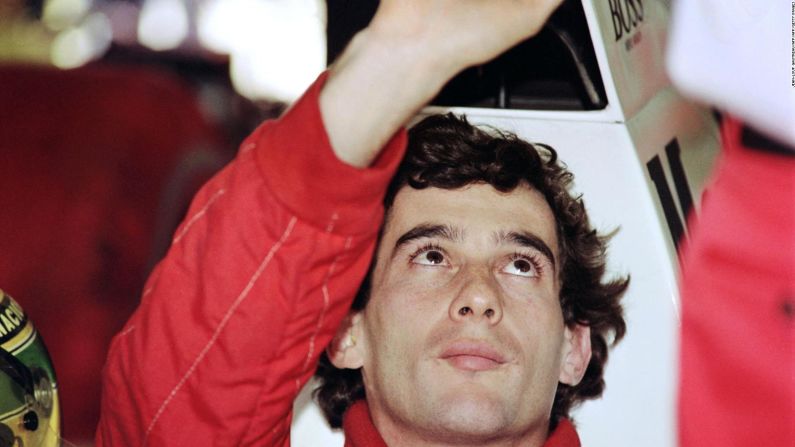El piloto brasileño de Fórmula Uno, Ayrton Senna, falleció el 1 de mayo de 1994 al estrellarse durante el Gran Premio de San Marino en Imola, Italia.