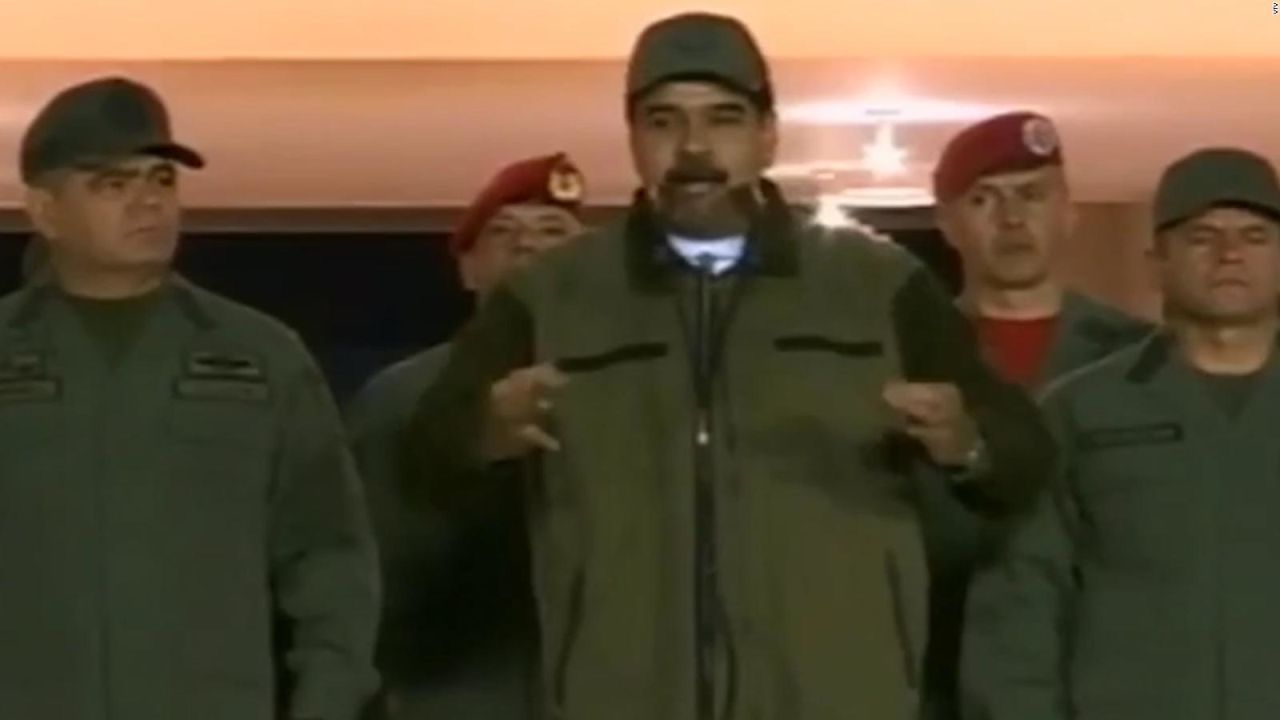 CNNE 644858 - nicolas maduro envia mensaje rodeado de militares