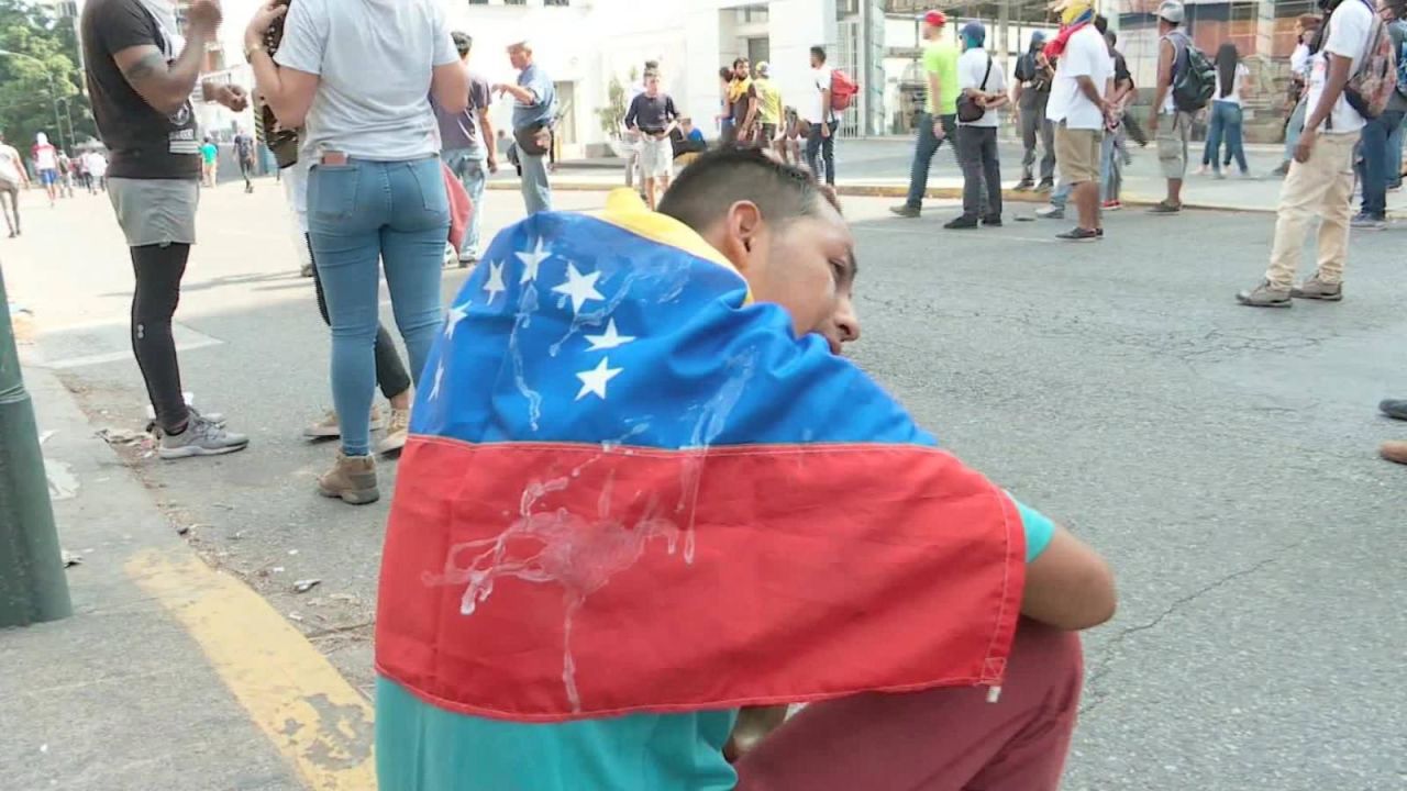 CNNE 644866 - manifestantes- "nosotros nos estamos muriendo por nuestro pais"