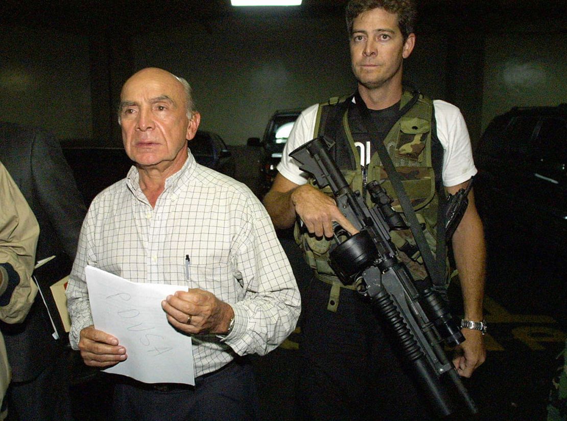 Esta foto del 12 de abril de 2002 muestra a Pedro Carmona (a la izquierda), que se nombró presidente interino de Venezuela en el golpe de Estado de 2002, en el que Chávez fue apartado de su cargo durante dos días.