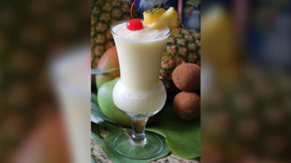 Una piña colada típica se hace con crema de coco, ron, jugo de piña y hielo.