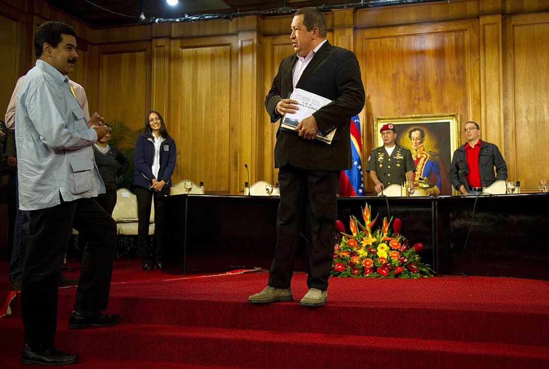 El presidente Hugo Chávez (a la derecha) habla con el entonces ministro de Relaciones Exteriores Nicolás Maduro durante una reunión con estudiantes en Caracas en febrero de 2012.