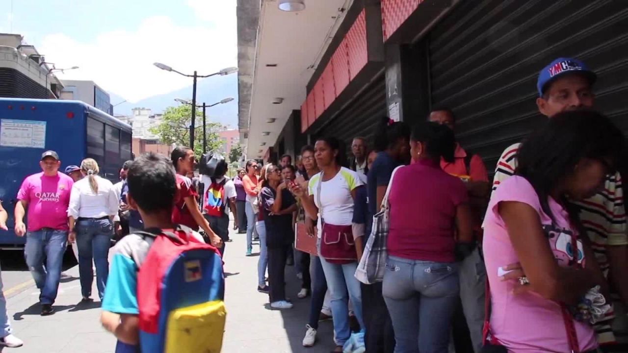 CNNE 645086 - caracas, dos dias despues del levantamiento civico-militar