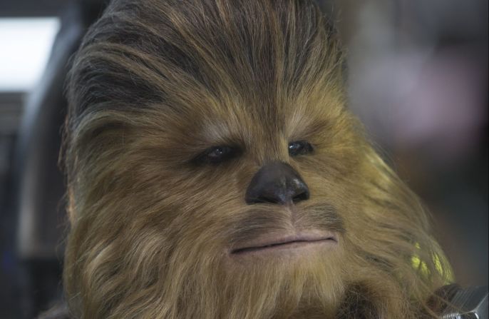 Peter Mayhew en el traje de Chewbacca en 'The Force Awakens'.