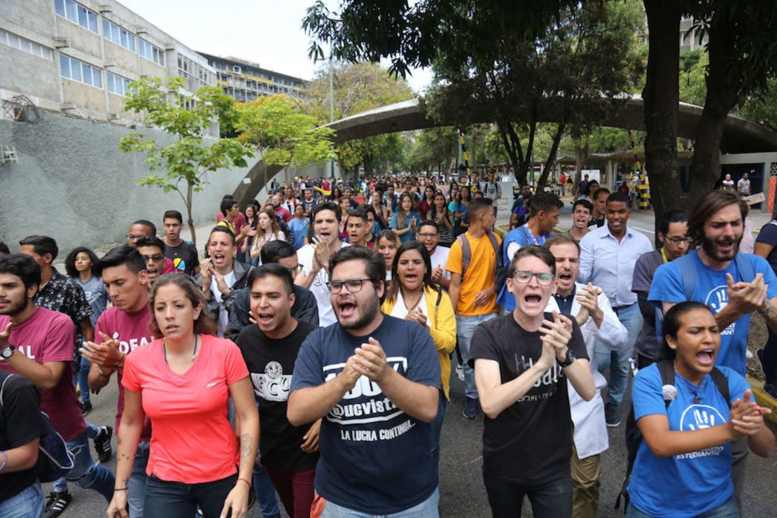 Protesta de estudiantes contra el gobierno de Nicolás Maduro en la Universidad Central de Venezuela.