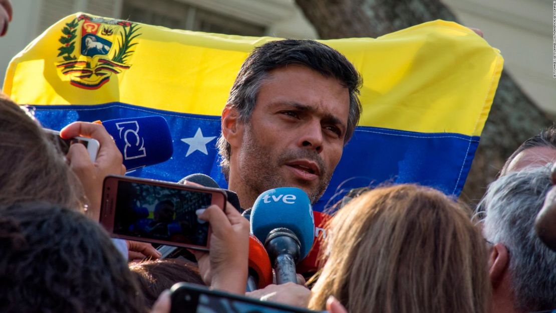 Leopoldo López habla con la prensa a las afueras de la embajada española en Caracas.