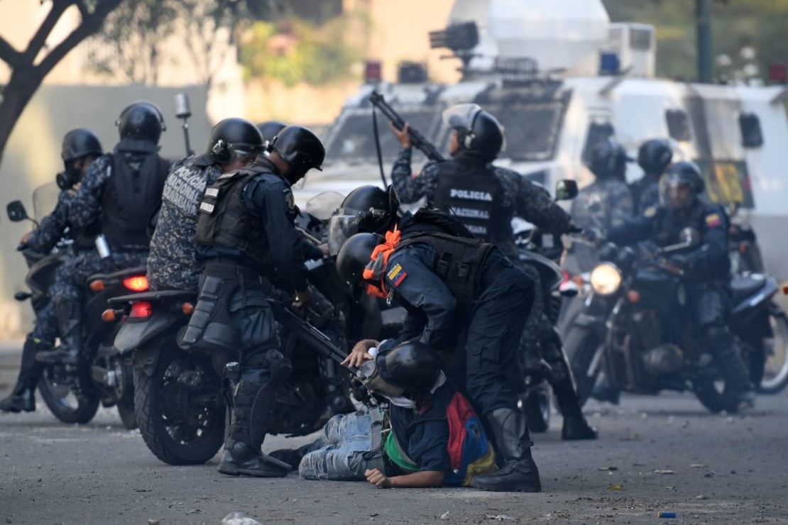 CNNE 645378 - topshot-venezuela-crisis-opposition-may day