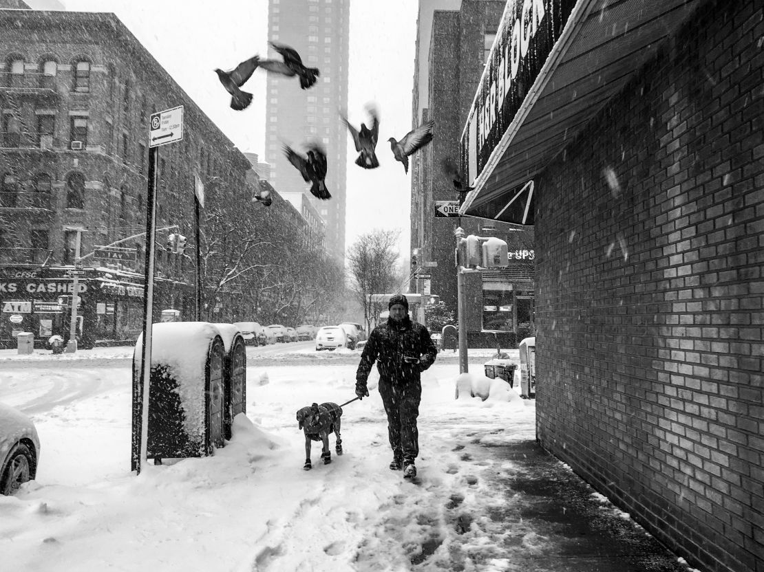 Una de las fotografías de en una nevada en la ciudad de Nueva York. El fotógrafo peruano comenzó a hacer fotografía callejera como terapia diaria. Esta es una de las fotografías donde la casualidad crea el momento.