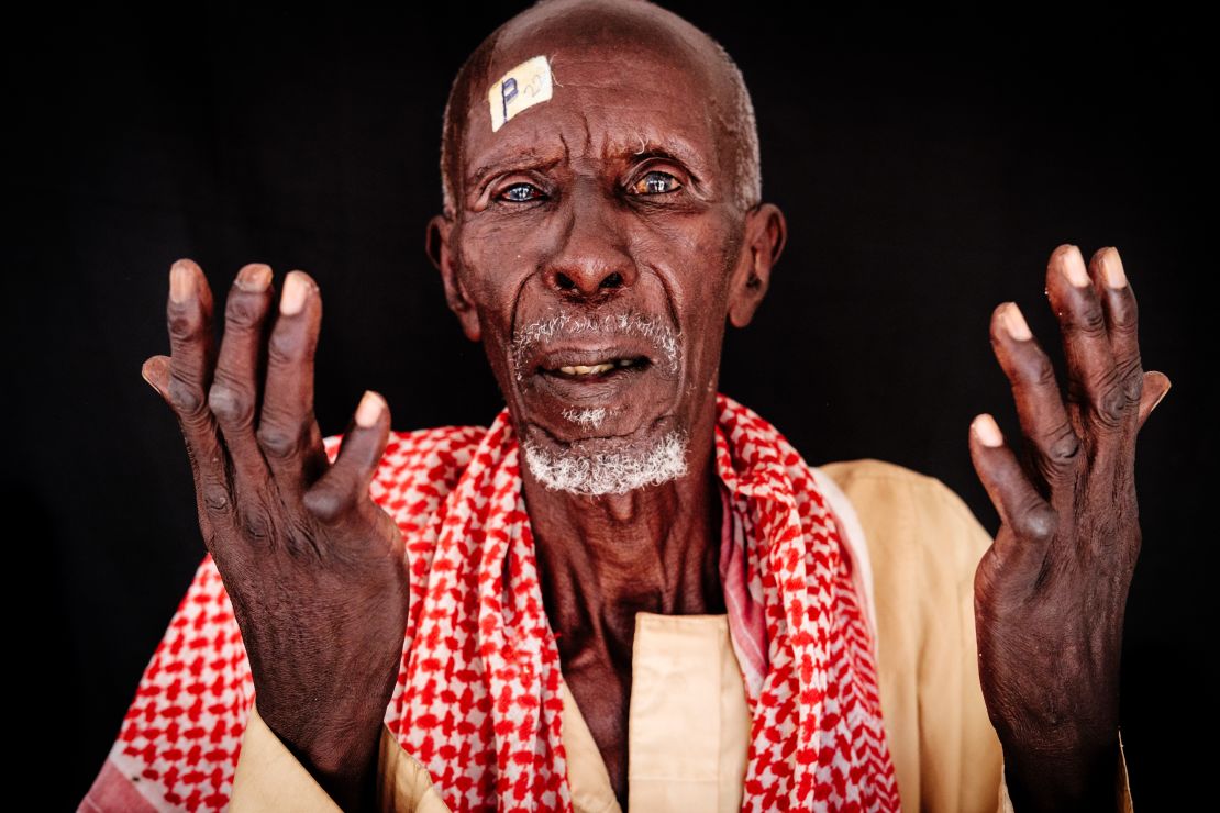 Adam Ali, de 60 años es uno de los personajes retratados por @renzogrande en Chad. Este hombre, padre de 18 hijos da las gracias a Alá y a los médicos por recuperar la vista tras varias operaciones.