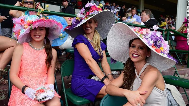 El Derby regresa a Churchill Downs. El evento se presenta como una oportunidad para vestirse con elegancia, con elegantes sombreros y vestidos.