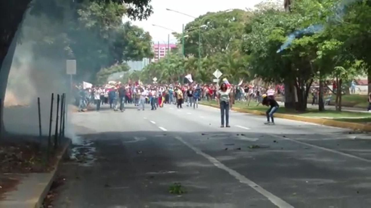 CNNE 645857 - militares venezolanos disparan gases a manifestantes