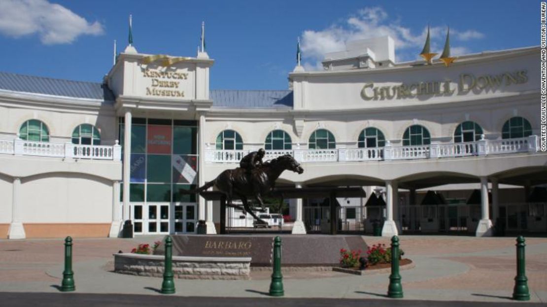 Los trabajadores agregaron torres gemelas majestuosas a la pista en 1895, que se convirtió en un símbolo de Churchill Downs y el Derby de Kentucky. La pista no obtuvo ganancias hasta 1903.