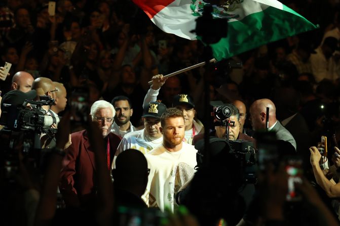 Así llegó "Canelo" Álvarez al ring antes de la pelea con Jacobs.