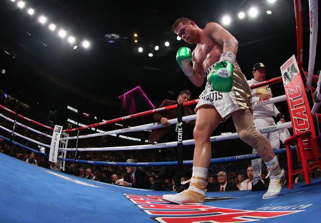 Canelo Alvarez sale de su esquina durante su victoria por decisión unánime sobre Daniel Jacobs.