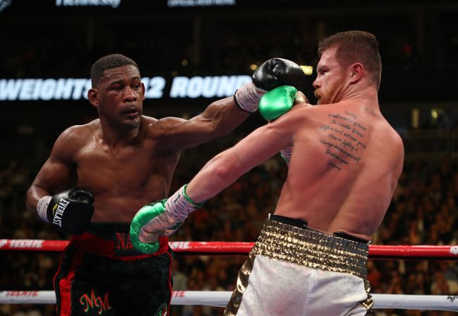 Daniel Jacobs golpea a Saúl "Canelo" Álvarez durante su combate de unificación de títulos medianos WBC / WBA / IBFen el T-Mobile Arena de Las Vegas.