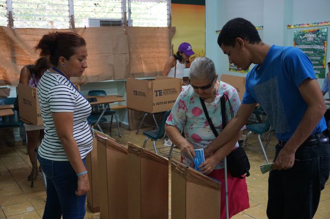 Una mujer invidente ejerce su derechoa voto durante las elecciones celebradas en Panamá.