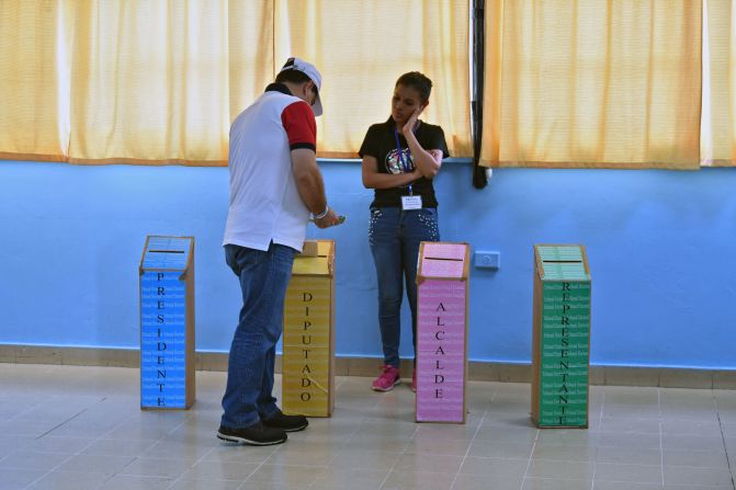 Un ciudadano emite su voto durante las elecciones presidenciales y parlamentarias.