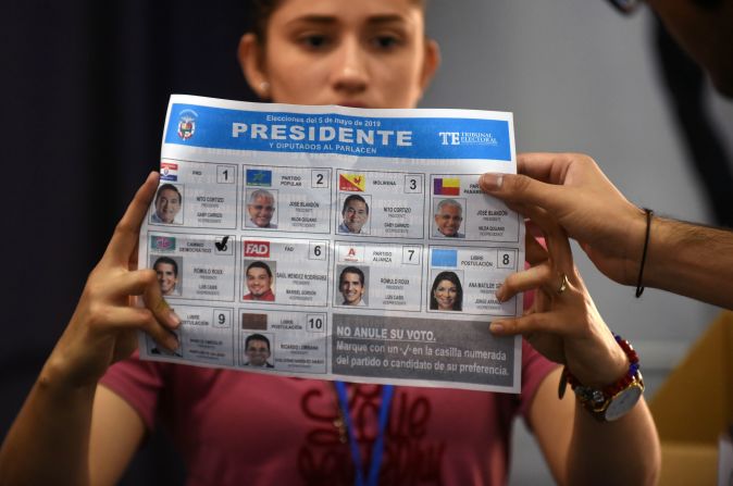 Una miembro de la Tribuna Electoral muestra una boleta electoral durante el conteo de votos en una mesa electoral de Ciudad de Panamá.