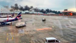 CNNE 646064 - el momento en que el avion de aeroflot se prende en llamas