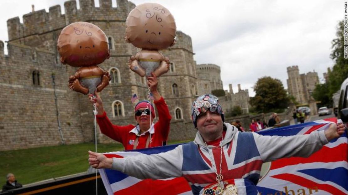 Frente al Palacio de Windsor, estos fanáticos de la realeza esperaron el nacimiento del bebé real.