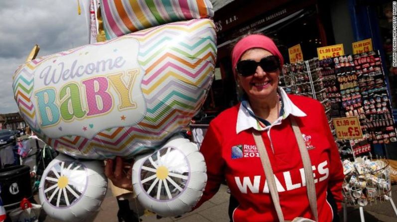 Una mujer con una bomba en forma de coche celebra el nacimiento del bebé real, un niño.