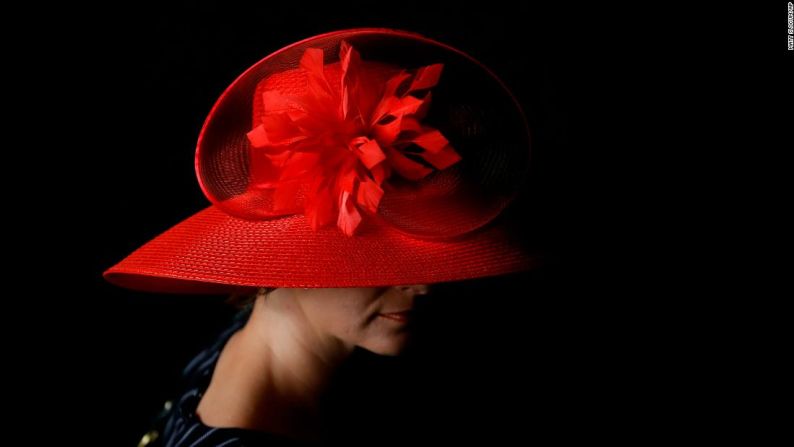 Una mujer lleva un sombrero rojo antes del Derby de Kentucky.