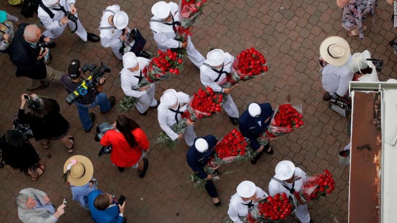 Soldados de la Marina de Estados Unidos llegan a Churchill Downs con rosas antes del Derby de Kentucky.