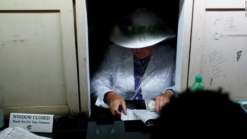 Una mujer hace una apuesta antes de la edición 145 del Derby de Kentucky en Churchill Downs.