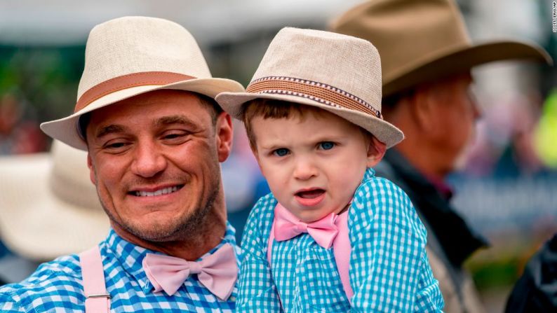 Un hombre y un niño visten trajes iguales.