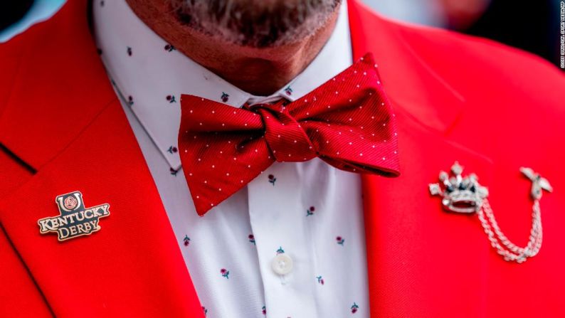 Un hombre usa una combinación de camisa y chaqueta con temática de rosa antes del Derby de Kentucky.