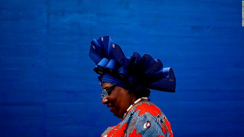 Una mujer que lleva un sombrero festivo asiste a la edición 145 del Derby de Kentucky en Churchill Downs.