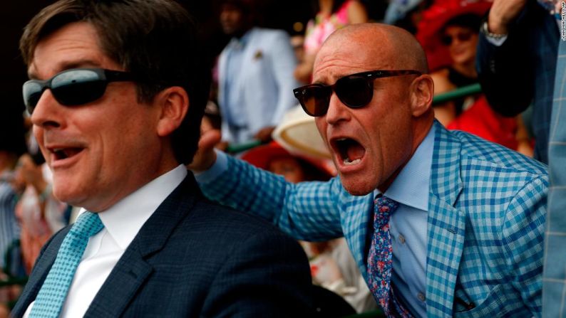 La gente aplaude mientras ven la carrera en Churchill Downs antes de la edición 145 del Derby de Kentucky el sábado 4 de mayo.