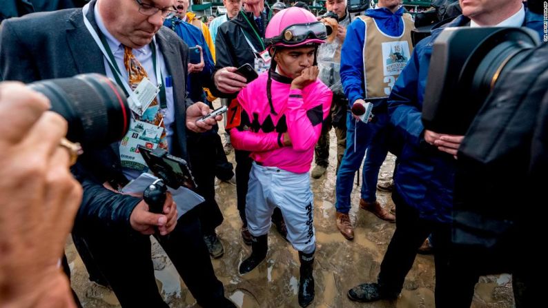 Luis Sáez, jockey de Maximum Security, reacciona luego de enterarse de su descalificación.