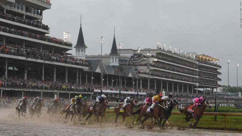 Luis Sáez montando Maximum Security toma la delantera en el primer turno durante la edición 145 de la carrera del Derby de Kentucky en Churchill Downs. Maximum Security cruzó la línea de meta primero, pero luego fue descalificado debido a una falta en la pista.