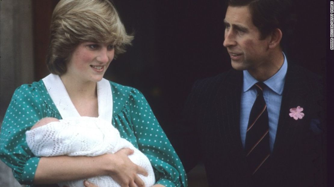 Diana y Carlos dejan el Ala Lindo luego del nacimiento de su primer hijo, el príncipe Guillermo, en julio de 1982.