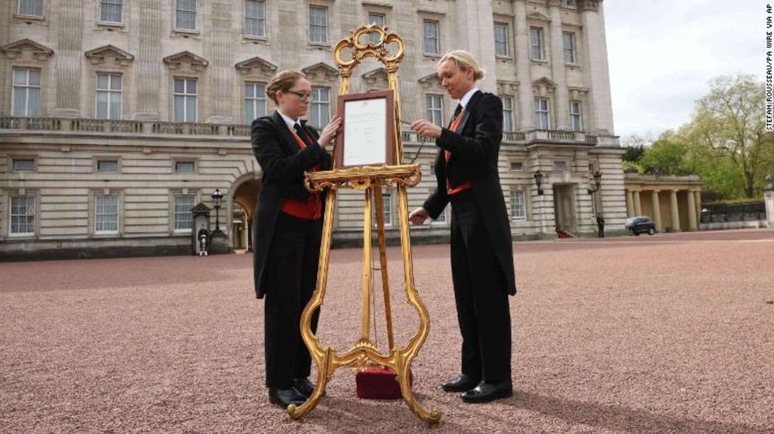 Un aviso es instalado en un atril afuera del Palacio de Buckingham informando el nacimiento del bebé real.